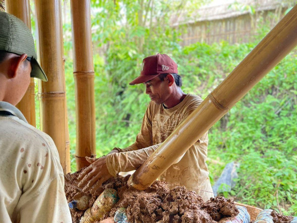 Die Organisation Project Wings hat in Bukit Lawang auf der indonesischen Insel Sumatra das weltweit größten Recycling Dorfes.