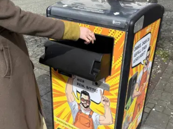 Die Papierkörbe sind barrierefrei, weil sie auf zwei Arten geöffnet werden können: per Handgriff oder Fußpedal.