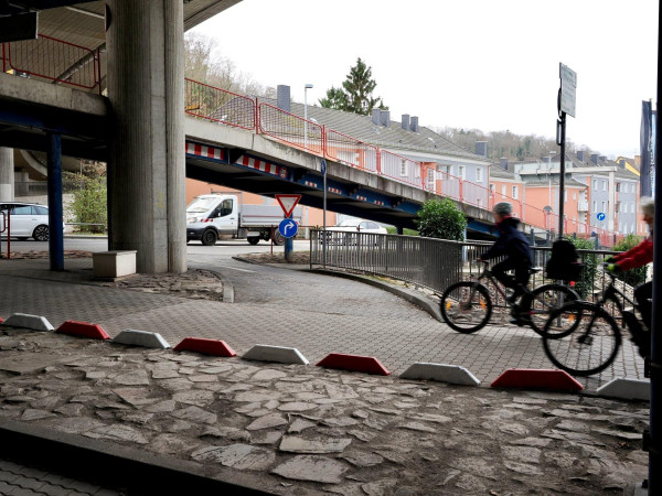 Die Parkhausausfahrt für Kraftfahrzeuge zur Beatusstraße wurde baulich unterbunden, die Schrankenanlage zurückgebaut und die Ausfahrt für den Radverkehr ermöglicht.