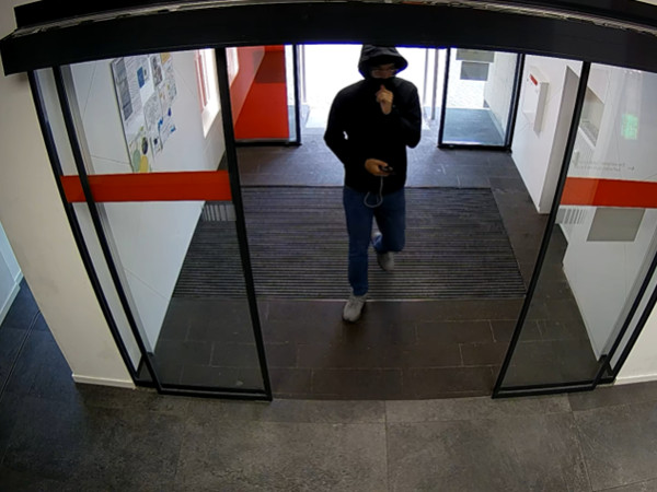 Die Polizei Koblenz fahndet nach diesem Mann