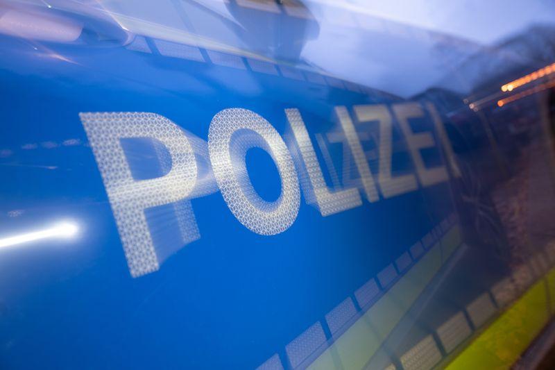 Die Polizei nahm einen Mann fest, der mit einer Pistole auf andere Menschen gezielt haben soll. (Symbolbild)