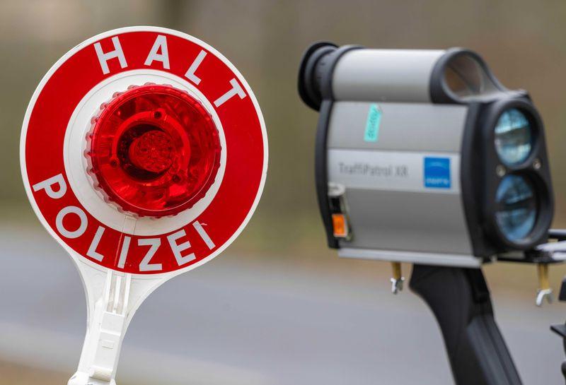 Die Polizei setzt auf verschiedene Techniken bei den Geschwindigkeitskontrollen. (Symbolbild)