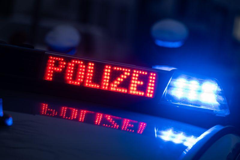 Die Polizei sperrte zur Unfallaufnahme die Straße im Kreis Neuwied.