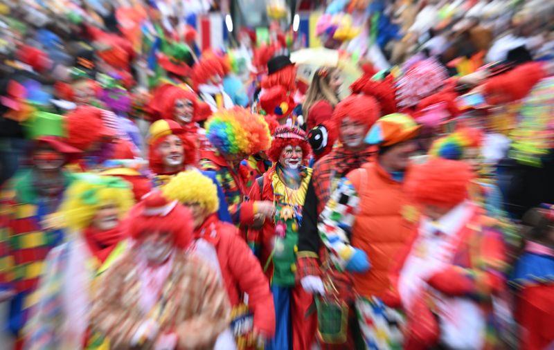 Die Rosenmontagszüge laufen durch das Land. Die Rosenmontagszüge laufen durch das Land.