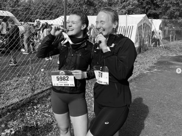 Die Running Club Koblenz Gründerinnen Lea und Sophie nach ihrem ersten Halbmarathon.