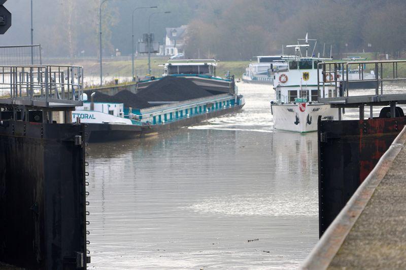 Die Schleuse bei Treis-Karden ist wieder für den Schiffsverkehr frei. Die Schleuse bei Treis-Karden ist wieder für den Schiffsverkehr frei.