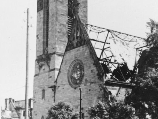 Die schwer beschädigte Christuskirche 1945