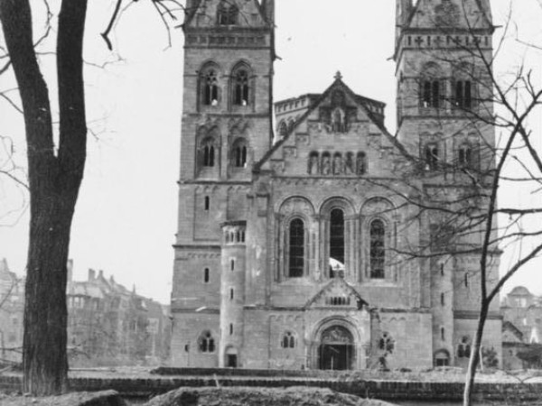 Die schwer beschädigte Herz-Jesu-Kirche 1945