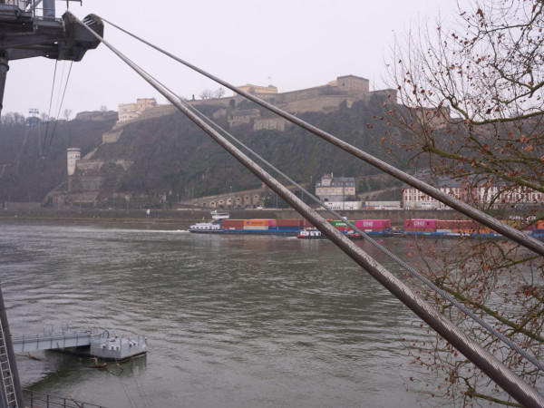 Die Seile führen über den Rhein.