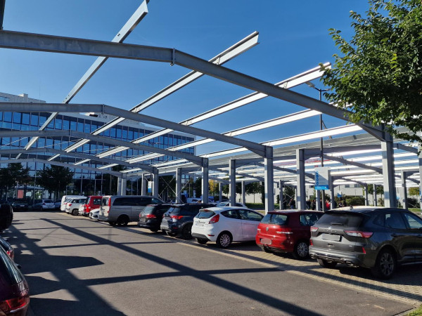 Die Stahlkonstruktion steht bereits, als nächstes folgen die 896 Solarmodulen.