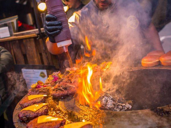 Die Street Food Tour am Deutschen Eck in Koblenz verspricht kulinarische Köstlichkeiten.