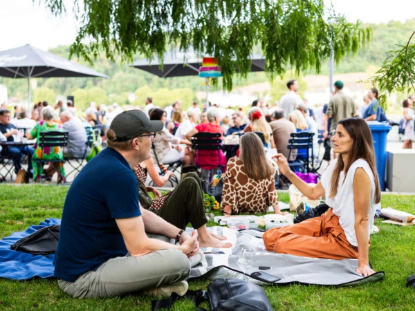 Die Ufer-Bar auf den Schlossstufen in Koblenz.