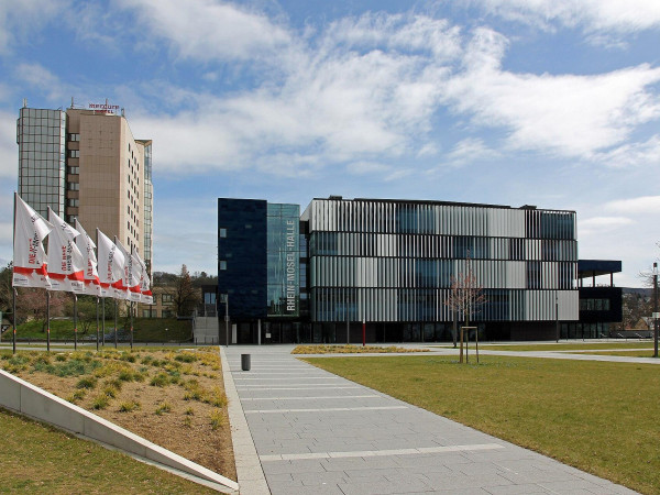 Die umgebaute Rhein-Mosel-Halle, links das Mercure-Hotel.