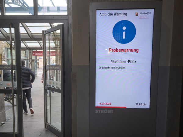 Die Warnmeldung war auch auf Bildschirmen wie hier am Koblenzer Hauptbahnhof zu sehen.