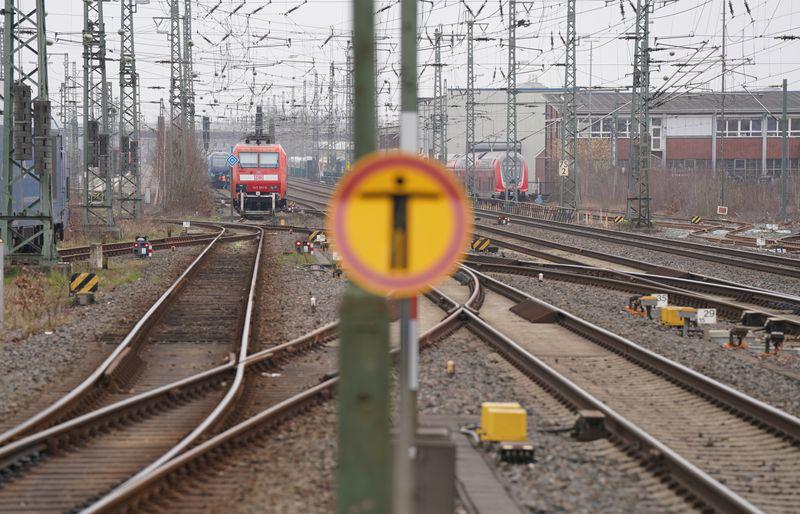 Die Züge zwischen Koblenz und Köln rollen so langsam wieder an. Die Züge zwischen Koblenz und Köln rollen so langsam wieder an.