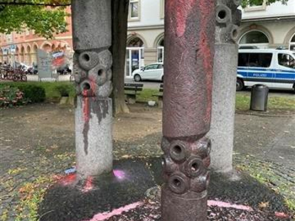 Diese Denkmal in Koblenz wurde mit Farbe beschmiert.