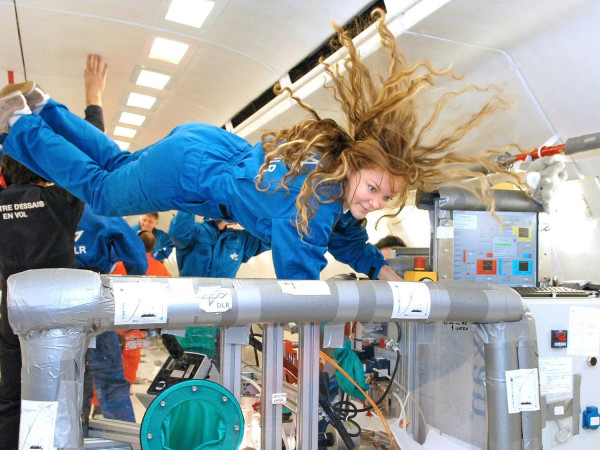 Dr. Michaela Girgenrath vom Deutschen Zentrum für Luft- und Raumfahrt (DLR) nimmt das Publikum in ihrem Vortrag mit auf einen Parabelflug und auf eine Forschungsstation in der Antarktis.