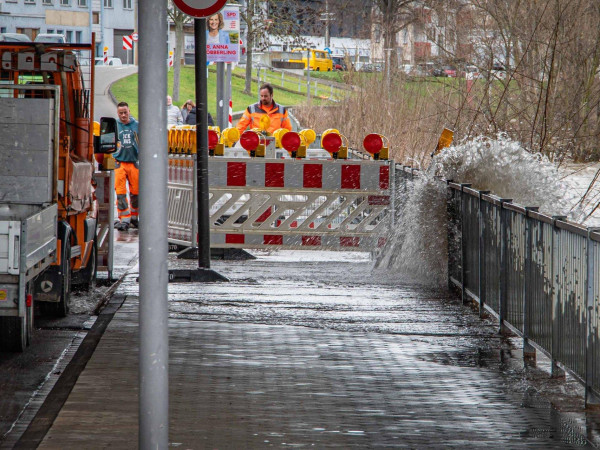 Durch das Hochwasser der Mosel in den vergangenen Tagen ist ein Teil des Fußwegs am Peter-Altmeier-Ufers unterhalb der Europabrücke in Koblenz unterspült worden und abgesackt.