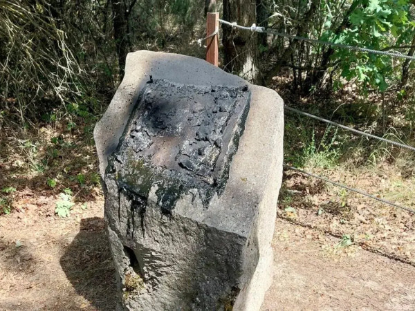 Durch die Brandstiftungen wurden mehrere Hinweistafeln beschädigt oder sogar komplett zerstört.