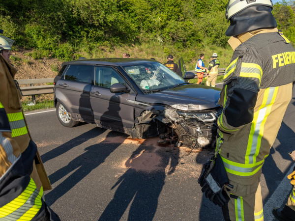 Durch die Wucht des Aufpralls wurde das gesamte rechte Vorderrad des Range Rover abgerissen und Trümmer verteilten sich über die Fahrbahn.