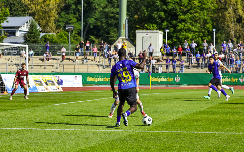 Dylan Esmel im Duell gegen den FC Karbach (2024)