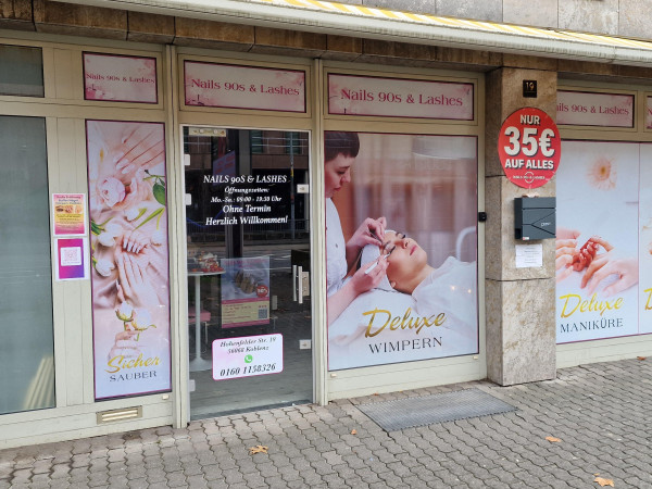 Ebenfalls in der Hohenfelder Straße 19, hat bereits Ende Januar das Nagel- und Wimpernstudio „Nails 90s & Lashes“ eröffnet.