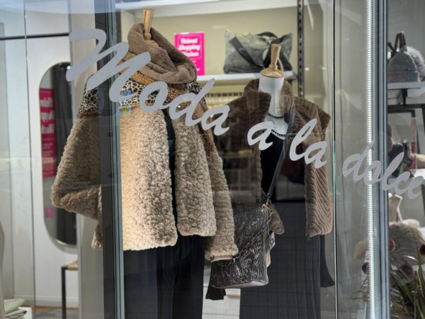 Ebenso im Trend liegen kuschelige Teddystoffe und Fell-Details.