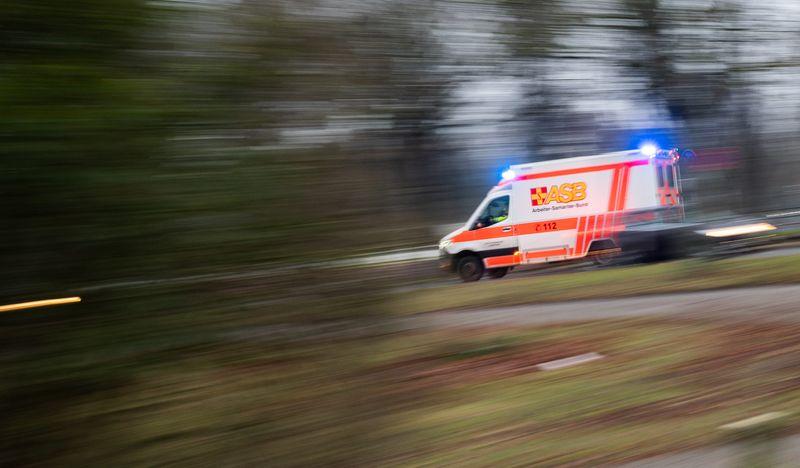 Ein 21-Jähriger starb nach Polizeiangaben am Unfallort. (Symbolfoto)