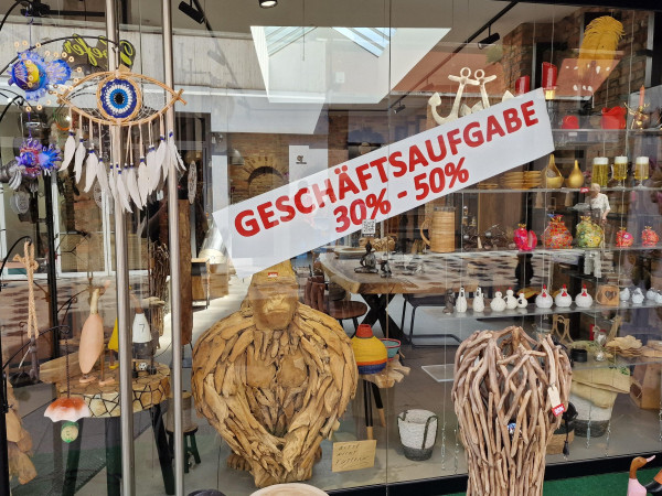 Ein Banner im Schaufenster spricht von einem Sale wegen Geschäftsaufgabe.