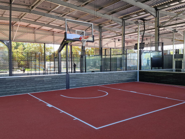 Ein Basketball-Feld in der offiziellen 3x3-„Half-Court“-Größe gehört auch zur airena.