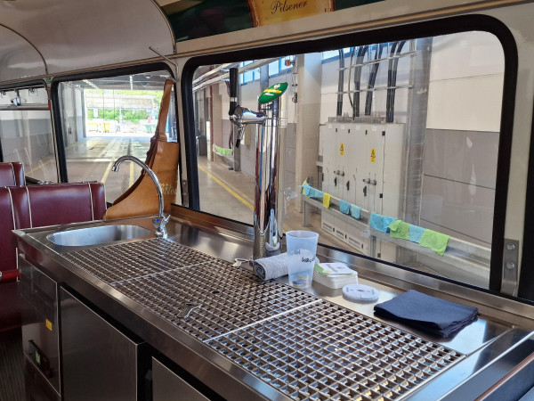 Ein besonderes Highlight im Inneren des Oldie-Bus ist die neue Zapfanlage, die in Kooperation mit der Bitburger Braugruppe eingebaut wurde.