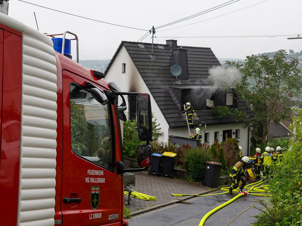 Ein Feuer im Dachstuhl eines Einfamilienhauses in Urbar hat am Dienstagabend einen Großeinsatz von Feuerwehr und Rettungsdienst ausgelöst.