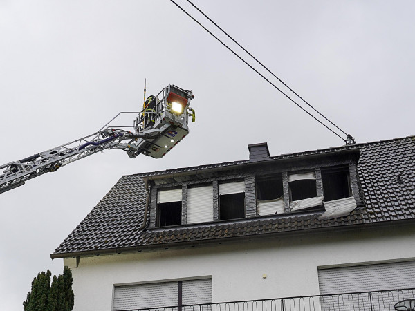 Ein Feuer im Dachstuhl eines Einfamilienhauses in Urbar hat am Dienstagabend einen Großeinsatz von Feuerwehr und Rettungsdienst ausgelöst.