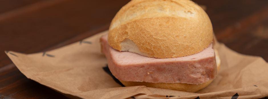 Ein Fleischkäse-Brötchen von Globus Ein Fleischkäse-Brötchen von Globus