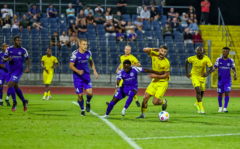 Ein Lokalduell, dass es wohlmöglich auch nächste Saison an Ort und Stelle geben wird. Cosmos Koblenz gegen TuS Koblenz im Stadion Oberwerth.