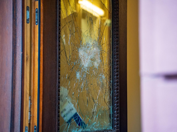 Ein Mann hat am Dienstagabend in der Polizeiinspektion Bad Ems für einen Großeinsatz gesorgt. Mit einem 30 Zentimeter langen Messer schlug er um sich, bis er festgenommen wurde.