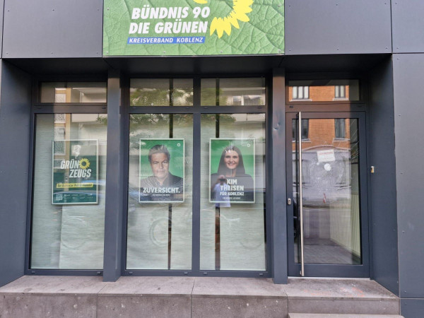 Ein Mann hat versucht sich Zutritt zu dem Parteibüro zu verschaffen.