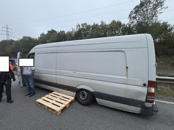 Ein massiv überladener Kleintransporter hat am Donnerstagmorgen auf der A48 bei Ulmen einen Reifen verloren.