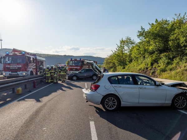 Ein nachfolgender Fahrer eines Range Rover übersah das stehende Fahrzeug und kollidierte mit diesem.