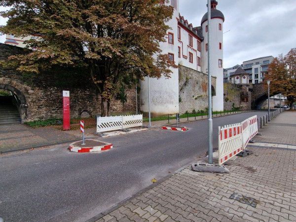 Ein neuer Fußgängerüberweg an der Alten Burg soll die Querungsmöglichkeiten für Fußgänger verbessern.