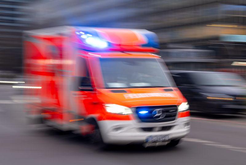 Ein Rettungswagen brachte einen Mann ins Krankenhaus, nachdem er mit einer Oberleitung in Kontakt kam. (Symbolbild)