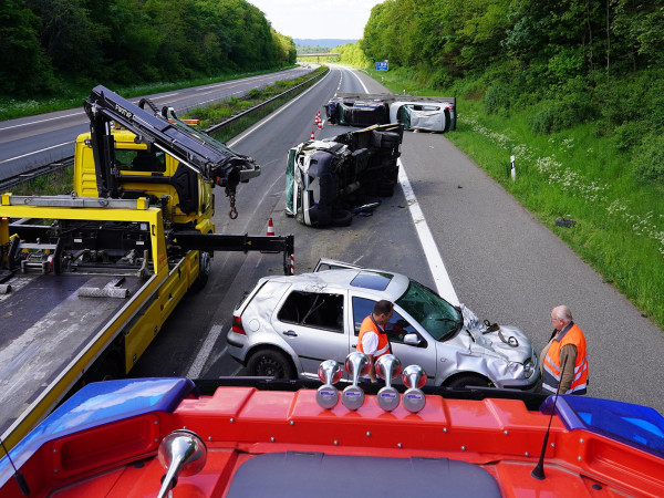 Ein schwerer Unfall mit einem Autotransporter hat am Samstag die A61 bei Boppard für Stunden lahmgelegt.