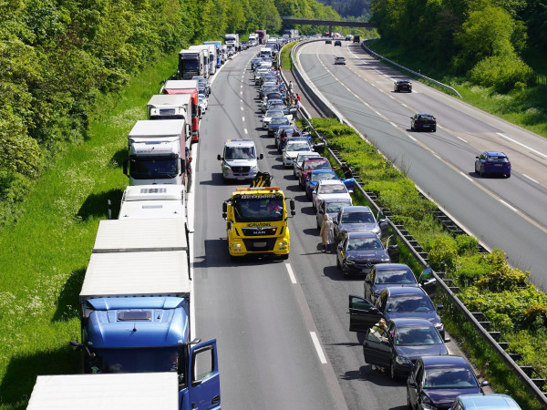 Ein schwerer Unfall mit einem Autotransporter hat am Samstag die A61 bei Boppard für Stunden lahmgelegt.