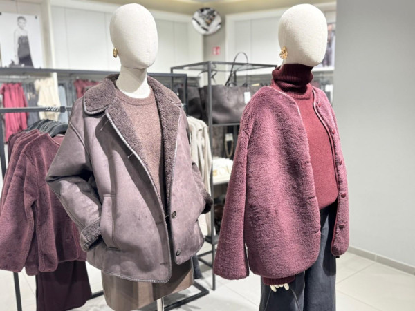 Ein weiterer Trend, der uns auch bereits im Herbst / Winter 2024 begeistert hat: Die „Doubleface-Pilotenjacke“.