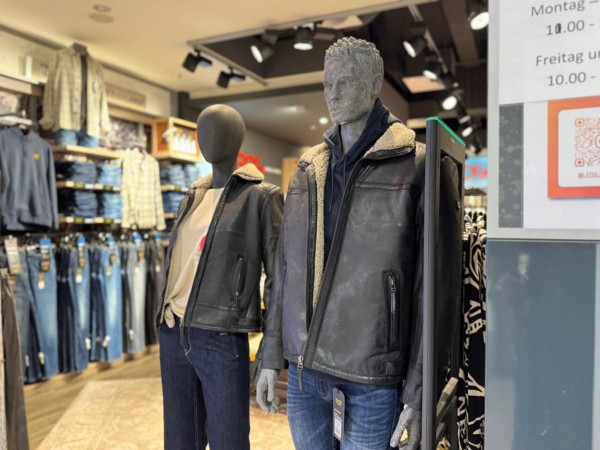 Ein weiterer Trend, der uns auch bereits im Herbst / Winter 2024 begeistert hat: die „Doubleface-Pilotenjacke“.