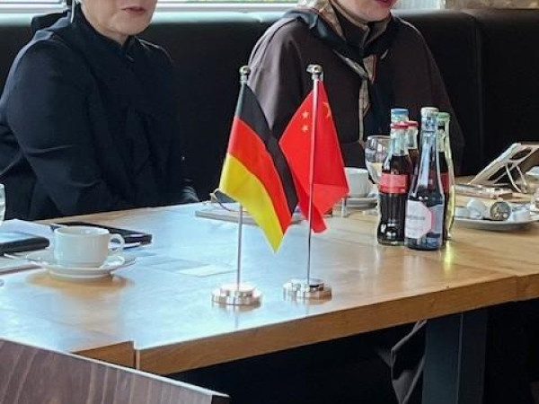Eine Delegation chinesischer Unternehmerinnen aus der Handelsmetropole Yiwu besuchte im Rahmen einer Europareise Firmen am Flughafen Hahn.