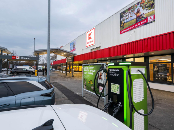 Eine Ladesäule mit zwei Ladepunkten steht auf dem Kaufland-Parkplatz zur Verfügung.