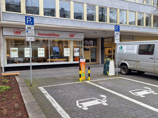 Eine vollständige Umwandlung der südlichen Schloßstraße in eine Fußgängerzone ist derzeit nicht möglich, da dort unter anderem Behindertenparkplätze sowie Stellflächen für Carsharing-Fahrzeuge und E-Autos bestehen.
