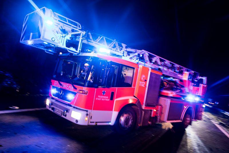 Einsatzkräfte verhinderten ein Übergreifen der Flammen. (Archivbild) Einsatzkräfte verhinderten ein Übergreifen der Flammen. (Archivbild)