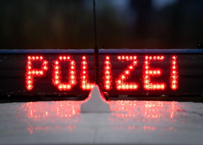 Einsatzkräfte von Polizei und Feuerwehr überprüften die Situation an dem Hang.